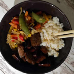marinierter Seitan mit Asiagemüse Wokgemüse und Reis