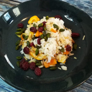 Veganer persischer Reis mit Cranberries, Orangen und Pistazien