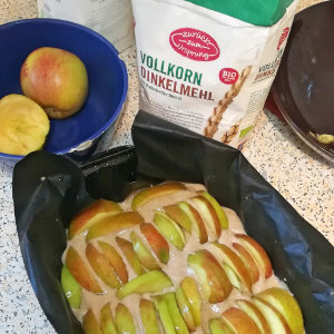 Kuchen mit Apfelspalten belegt, Vollkorn-Dinkelmehl