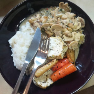 Vegane Champignons-Sauce mit Sellerieschnitzel, Karotten, Pastinaken und gekochtem Reis