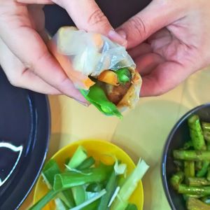 Vegange Sommerrolle mit Gemüse, Spargel und Tofu