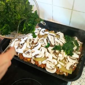 Vegane Gemüse-Lasagne mit Spinat und Champignons