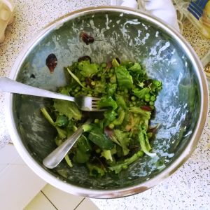 Erbsen-Salatmischung mit Dressing